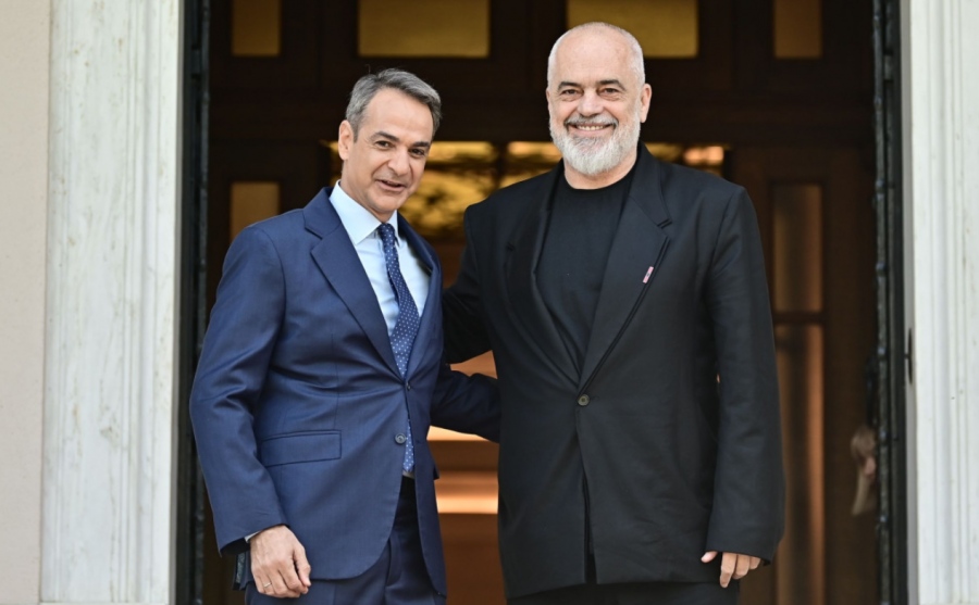 Αδικαιολόγητος ο Rama σε νέα τραγική εμφάνιση - Ντυμένος για πανηγύρι στον μαχαλά «ευπαθούς» ομάδας - Γέλασαν και τα τσιμέντα στο Μαξίμου