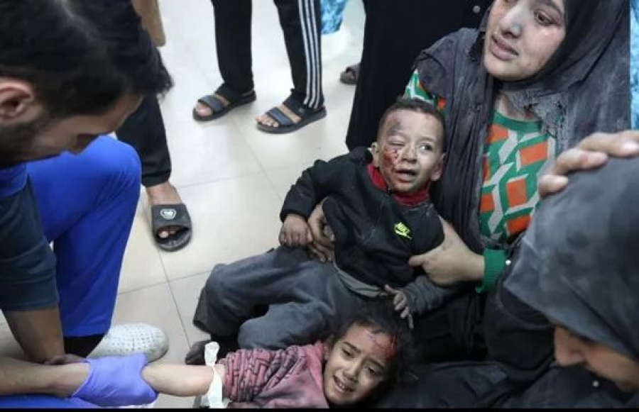ΠΟΥ: «Λουτρό αίματος» τα επείγοντα του νοσοκομείου Al Shifa στη Γάζα, τραυματίες φτάνουν κάθε λεπτό