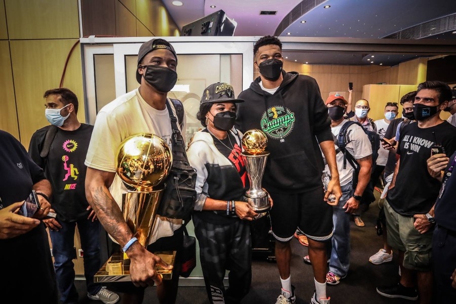 Το μήνυμα των αδερφών Αντετοκούνμπο με θέα την Ακρόπολη!