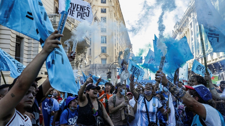 Στα όρια της κοινωνικής κατάρρευσης και πάλι η Αργεντινή – Μπαράζ παραιτήσεων, δελτία στα τρόφιμα και λεηλασίες