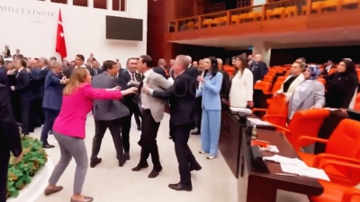 Ροντέο η Τουρκική Εθνοσυνέλευση: Βουλευτές του φιλοκουρδικού κόμματος πιάστηκαν στα χέρια με κυβερνητικούς (vid)