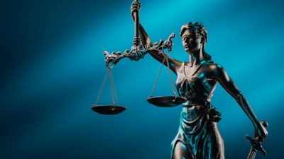 Ποινική δίωξη για δύο κακουργήματα και ένα πλημμέλημα στη 16χρονη που μαχαίρωσε 14χρονη σε σχολείο της Κυψέλης