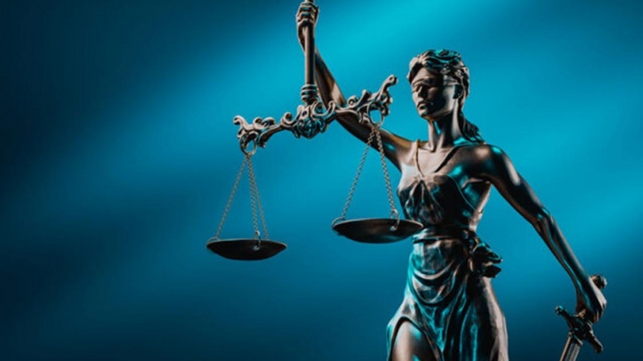 Ποινική δίωξη για δύο κακουργήματα και ένα πλημμέλημα στη 16χρονη που μαχαίρωσε 14χρονη σε σχολείο της Κυψέλης