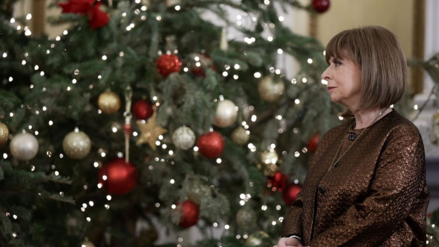 Χριστουγεννιάτικα κάλαντα στο Προεδρικό Μέγαρο - Ευχές για Υγεία, Ειρήνη και Ευημερία έλαβε η Σακελλαροπούλου