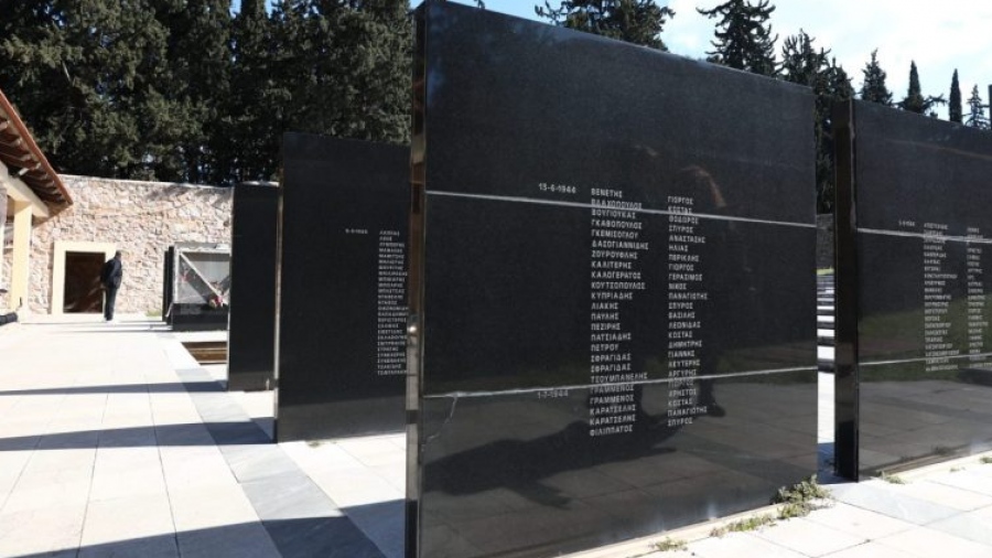 Ο Δήμος Καισαριανής αποκατέστησε τη μαρμάρινη πλάκα με τα ονόματα των 200 εκτελεσθέντων κομμουνιστών
