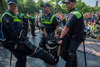 Ολλανδία: Πάνω από 200 συλλήψεις και τραυματισμοί αστυνομικών σε βίαιες ταραχές, παραμονή Πρωτοχρονιάς