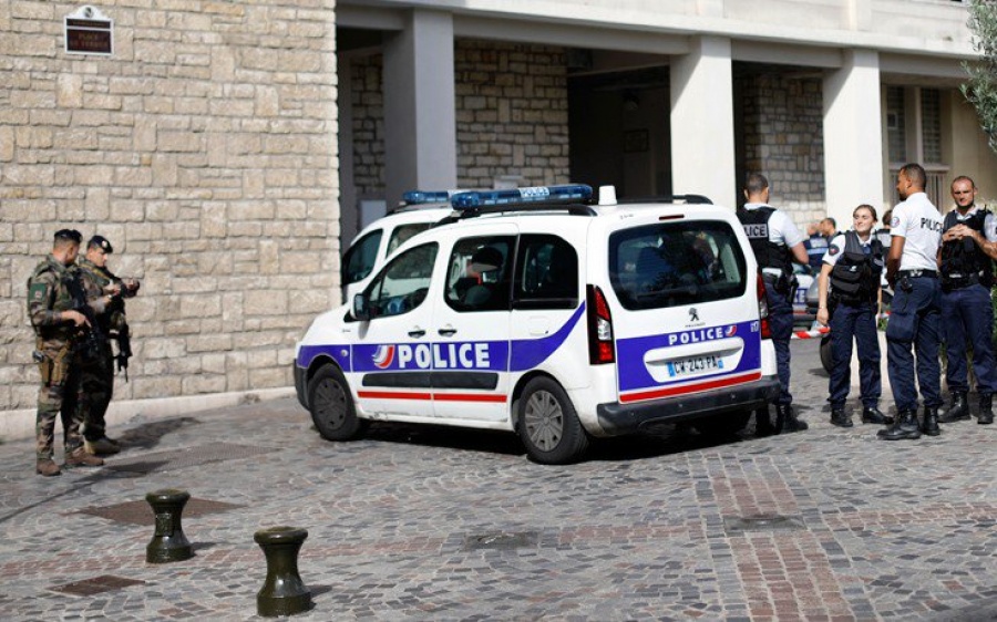 Συναγερμός στο Παρίσι - Ένοπλος κρατά δύο ομήρους