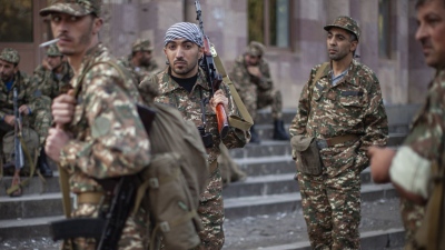Nagorno - Karabakh: Οι Αρμένιοι αυτονομιστές παρέδωσαν έξι τεθωρακισμένα, όπλα και πυρομαχικά, ανακοίνωσε η Μόσχα