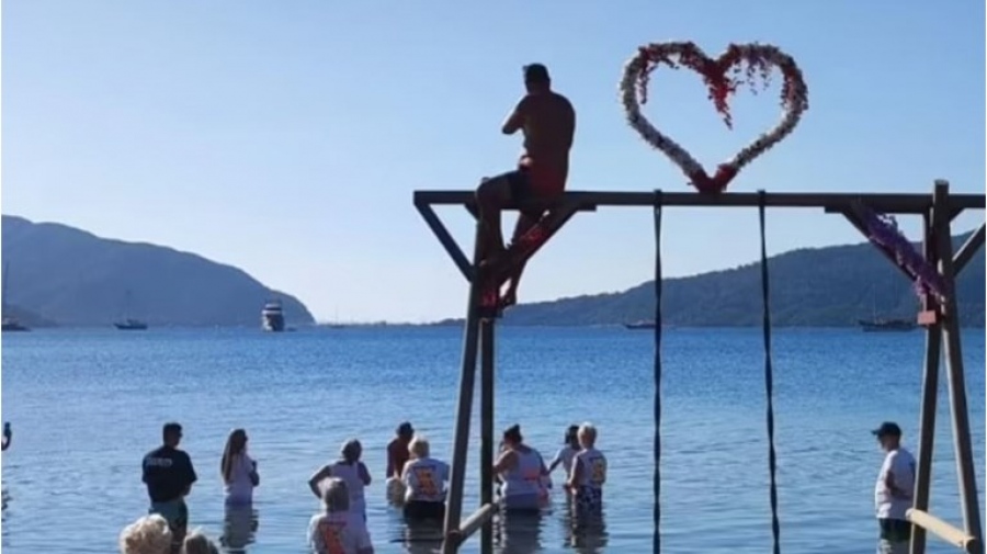 Βρετανοί πάνε στην Τουρκία για να σκορπίσουν τις στάχτες των νεκρών τους σε... παραλία και προκαλούν πανικό