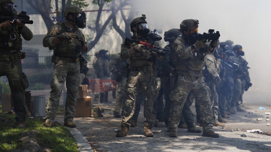 Ρώσος αναλυτής: «Μικρογραφία έγχρωμης επανάστασης» οι ταραχές στο Λος Άντζελες