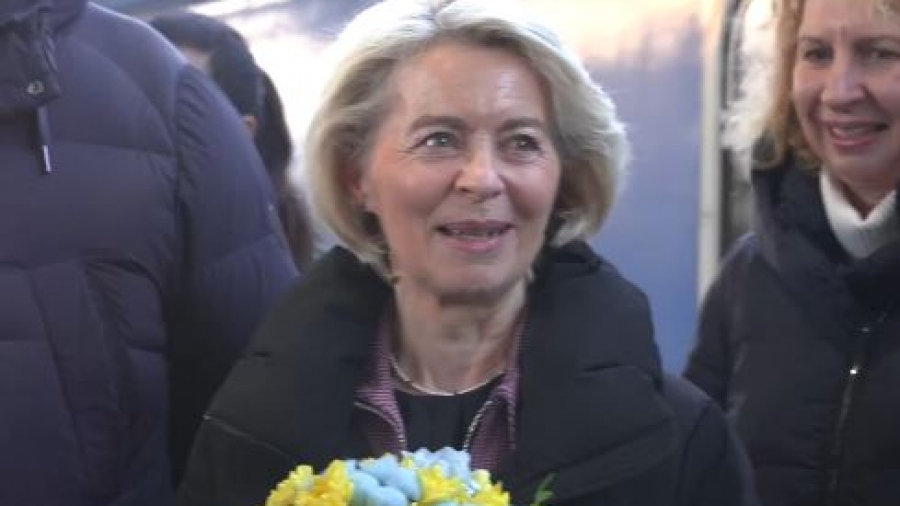 Στο Κίεβο η Ursula von der Leyen για τα 4 χρόνια πολέμου στην Ουκρανία: Δεν θα υποχωρήσουμε μέχρι να αποκατασταθεί η ειρήνη