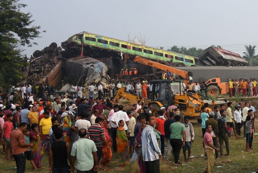Βλάβη στο σύστημα τηλεδιοίκησης η αιτία για τη σιδηροδρομική τραγωδία στην Ινδία - Παραμένουν παγιδευμένοι στα συντρίμμμια
