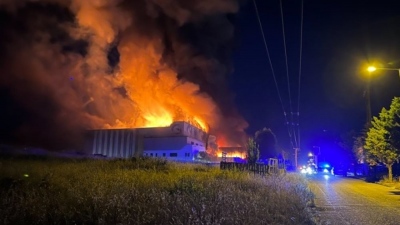 Λαμία: Ύποπτη πυρκαγιά στο εργοστάσιο που ετοίμασε τα σχολικά γεύματα από τα οποία προκλήθηκε μαζική δηλητηρίαση