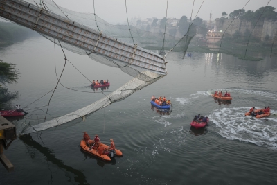 Ινδία: Τουλάχιστον 140 νεκροί από την κατάρρευση κρεμαστής πεζογέφυρας