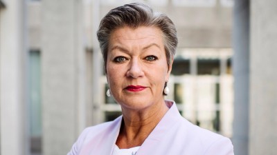 Johansson (EE): Εισηγείται «Μηχανισμό υποχρεωτικής αλληλεγγύης» μεταξύ των μελών στο μεταναστευτικό