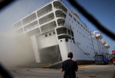 Καίει ακόμα το «Ελευθέριος Βενιζέλος», θα χρειαστεί 2 με 3 ημέρες η Πυροσβεστική για να σβήσει τις εστίες φωτιές