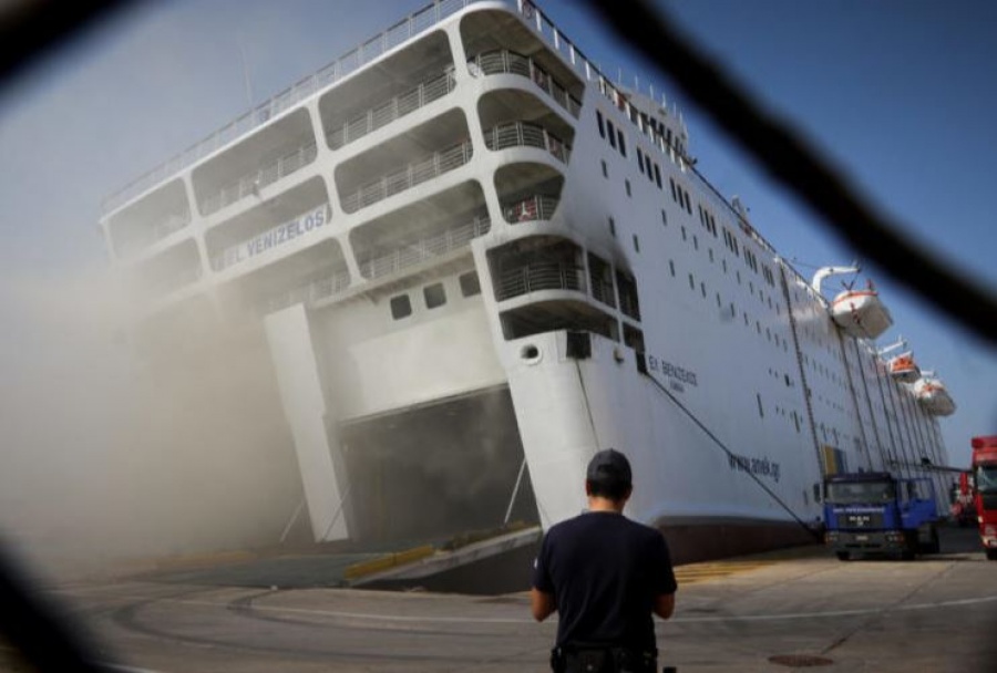 Καίει ακόμα το «Ελευθέριος Βενιζέλος», θα χρειαστεί 2 με 3 ημέρες η Πυροσβεστική για να σβήσει τις εστίες φωτιές