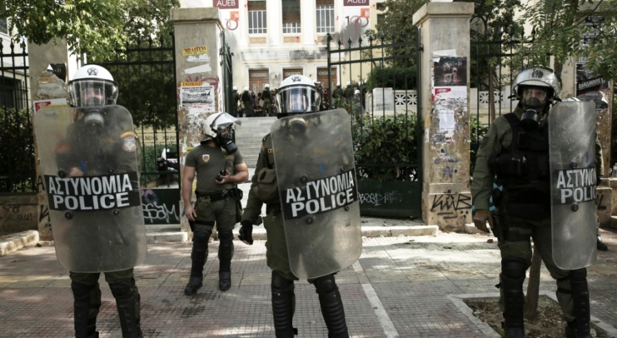 Ειδικός φρουρός τράβηξε όπλο μέσα στο πανεπιστήμιο της ΑΣΟΕΕ και ξυλοκοπήθηκε - Τι απαντά η ΕΛΑΣ - Εξηγήσεις ζητά ο ΣΥΡΙΖΑ