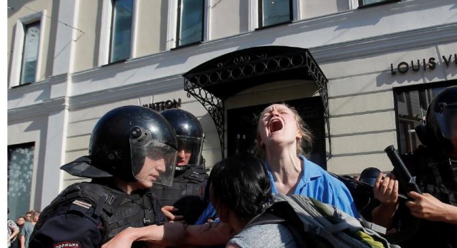 Ρωσία: Συνελήφθησαν στη Μόσχα εκατοντάδες διαδηλωτές της αντιπολίτευσης