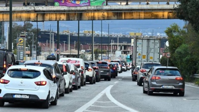 Πασχαλινή απόδραση με ουρές χιλιομέτρου στα διόδια και πληρότητες 100% στα λεωφορεία ΚΤΕΛ, το αδιαχώρητο στα λιμάνια