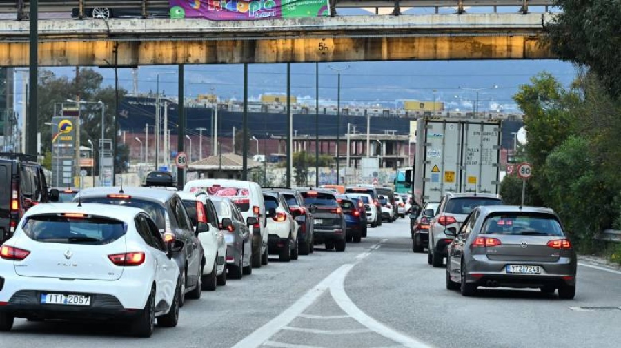 Πασχαλινή απόδραση με ουρές χιλιομέτρου στα διόδια και πληρότητες 100% στα λεωφορεία ΚΤΕΛ, το αδιαχώρητο στα λιμάνια