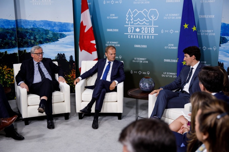 Juncker: Δεν θέλουμε να διαπραγματευτούμε με τις ΗΠΑ με το πιστόλι στον κρόταφο - Tusk: O Trump περιφρονεί την παγκόσμια τάξη