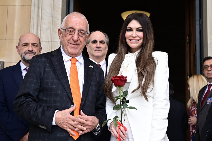 Στη Βουλή η Guilfoyle – Με κόκκινο τριαντάφυλλο την υποδέχθηκε ο Κακλαμάνης