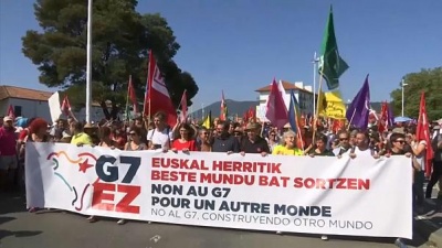 Χιλιάδες ακτιβιστές διαδηλώνουν κατά των G7 - Κίτρινα Γιλέκα και Βάσκοι αυτονομιστές ανάμεσα τους