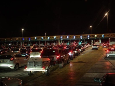 Επιστρέφουν οι εκδρομείς του τριημέρου - Μεγάλη ταλαιπωρία για τους οδηγούς στα διόδια