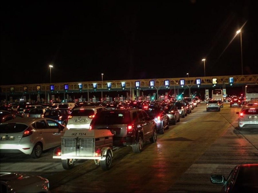 Επιστρέφουν οι εκδρομείς του τριημέρου - Μεγάλη ταλαιπωρία για τους οδηγούς στα διόδια