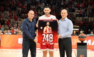 O Παπανικολάου βραβεύτηκε από τους Προέδρους του Ολυμπιακού για τα 748 «ερυθρόλευκα» ματς – Ξεπέρασε τον Πρίντεζη