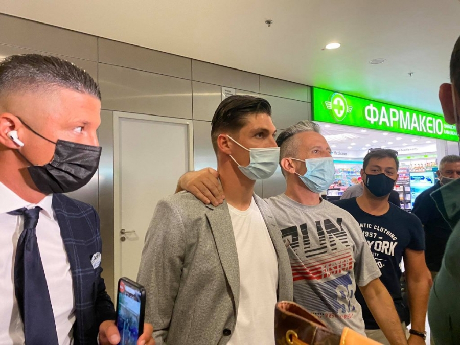 ΑΕΚ: Έφτασε στην Αθήνα ο Τσούμπερ – Σταματούσε οπαδούς η αστυνομία που πήγαιναν στο αεροδρόμιο!