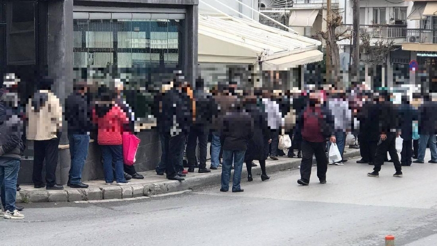Θεσσαλονίκη στα χρόνια της πανδημίας: Ουρές πολιτών για δωρεάν φαγητό