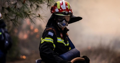 Μεγάλη φωτιά στην Παλλήνη - Επιχειρούν 23 πυροσβέστες