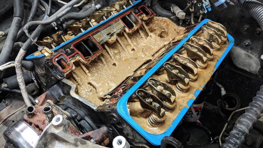 Πώς είναι το λάδι που βγαίνει από ένα καταστραμμένο κινητήρα;