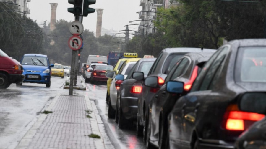 Σοβαρά κυκλοφοριακά προβλήματα στην Αττική λόγω της βροχής - Μποτιλιαρισμένοι οι βασικοί άξονες
