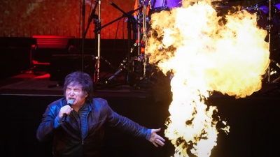 Από το αλυσοπρίονο στις ροκιές... O Αργεντινός πρόεδρος Javier Milei έπιασε το μικρόφωνο και έδωσε συναυλία