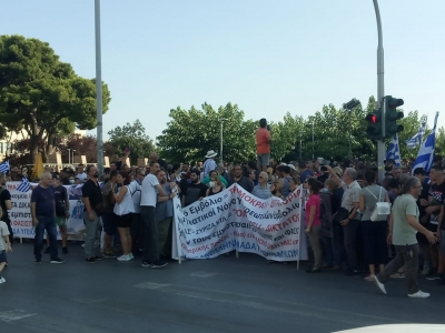 Συγκέντρωση και πορεία κατά της υποχρεωτικότητας των εμβολιασμών από υγειονομικούς στη Θεσσαλονίκη