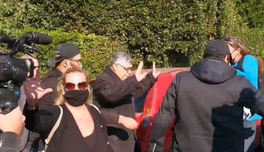 Στη ΓΑΔΑ ο Μιχαλολιάκος - Επεισοδιακή η αναχώρησή του