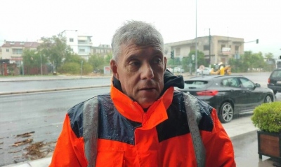 Άγρια επίθεση στον «γαλάζιο» περιφερειάρχη Θεσσαλίας Κ. Αγοραστό – Κάτοικοι του Παλαμά πέταξαν εναντίον του αντικείμενα και νερά