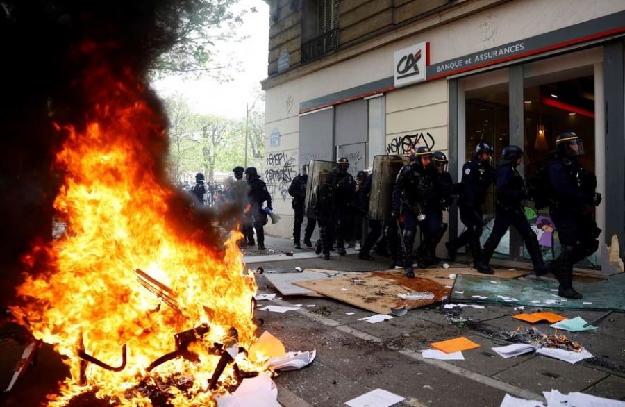 Γαλλία: Πάνω από 150 τραυματίες αστυνομικοί στις ταραχές μετά τις διαδηλώσεις για το συνταξιοδοτικό
