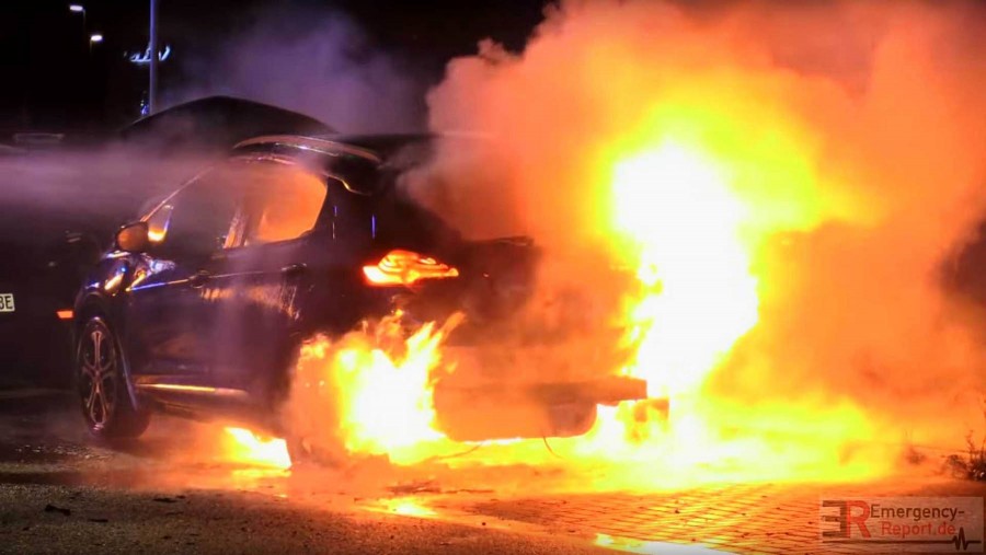 Δείτε ένα Opel Ampera-e να τυλίγεται στις φλόγες την ώρα που φόρτιζε!
