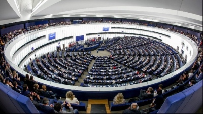 Την υπεράσπιση του πλουραλισμού, της ανεξαρτησίας των ΜΜΕ και του απορρήτου των δημοσιογραφικών πηγών, ζητά το Ευρωκοινοβούλιο