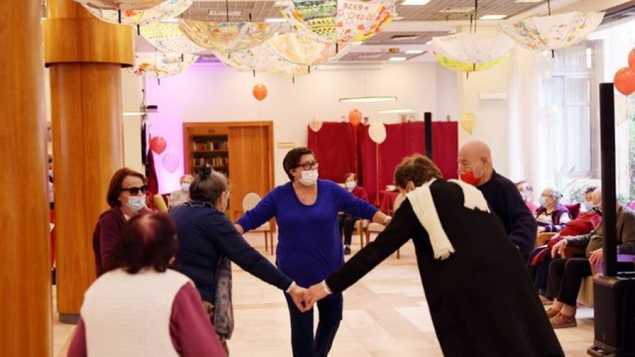 Ηλικιωμένοι το έριξαν στο χορό μετά τον εμβολιασμό τους - «Είμαι ευτυχής σαν ελεύθερο πουλί»