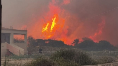 Ανεξέλεγκτη η πυρκαγιά στη Λέσβο - Προληπτική εκκένωση των Βατερών, κάηκαν σπίτια - Εφιάλτης και στον Έβρο