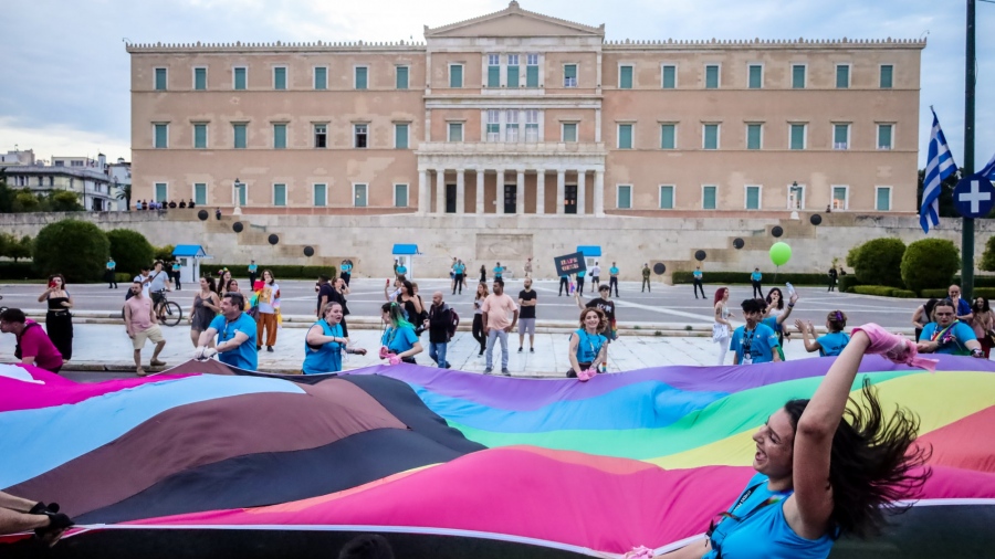 Στη Βουλή το αμφιλεγόμενο ν/σ για τα ομόφυλα - Οι θέσεις των κομμάτων και οι σοβαρές καταγγελίες Νατσιού για βεβήλωση ναού