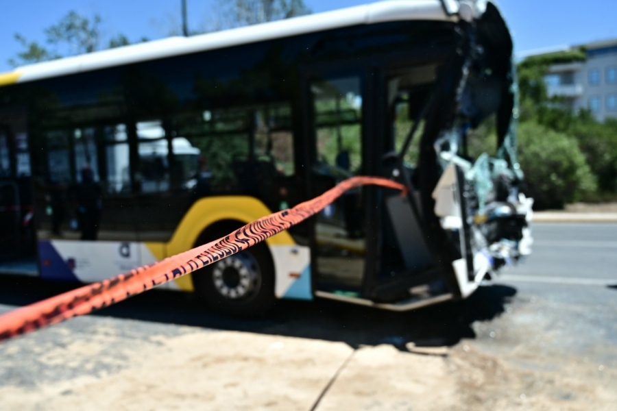 Εργασιακός μεσαίωνας πίσω από τη σύγκρουση λεωφορείων στη Βούλα; Καταγγελία σοκ: Η οδηγός βρισκόταν σε 16ωρη βάρδια