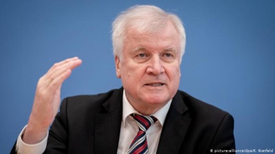 Seehofer (ΥΠΕΣ Γερμανίας): Η Γερμανία θα δέχεται το 25% των προσφύγων που φτάνουν στην Ιταλία