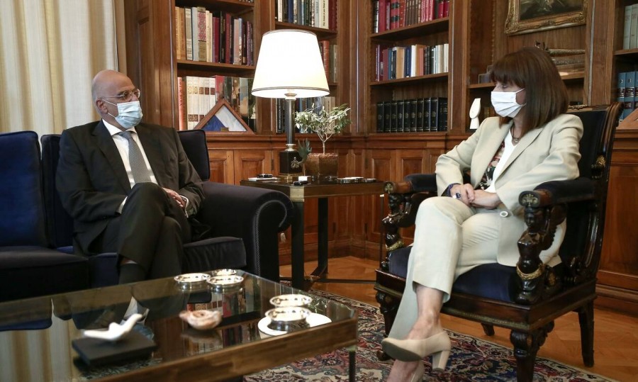 Δένδιας: Η τουρκική επιθετικότητα προσεγγίζει  σημεία παραλογισμού - Το μήνυμα της Σακελλαροπούλου