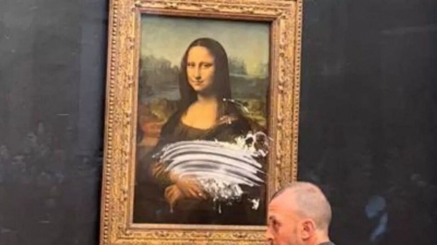 Βανδάλισε με... τούρτα την Μόνα Λίζα στο Λούβρο - Είχε μεταμφιεστεί σε ηλικιωμένη γυναίκα